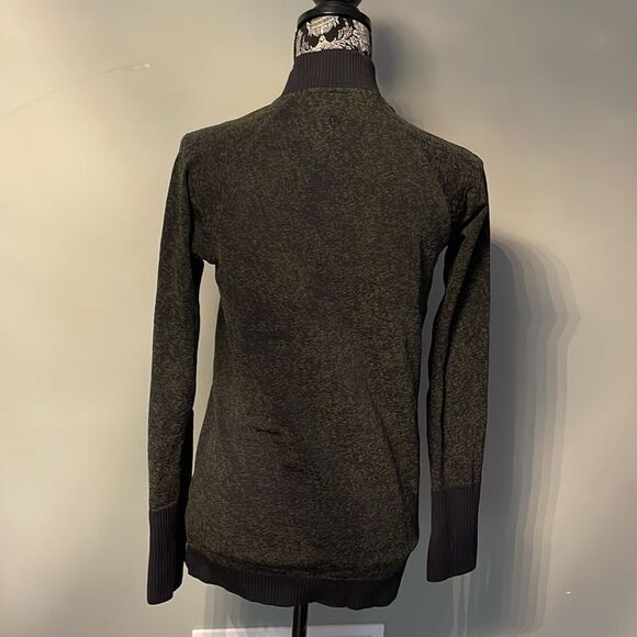 Lululemon size 8 longsleeve half Zipup - Picture 2 of 3